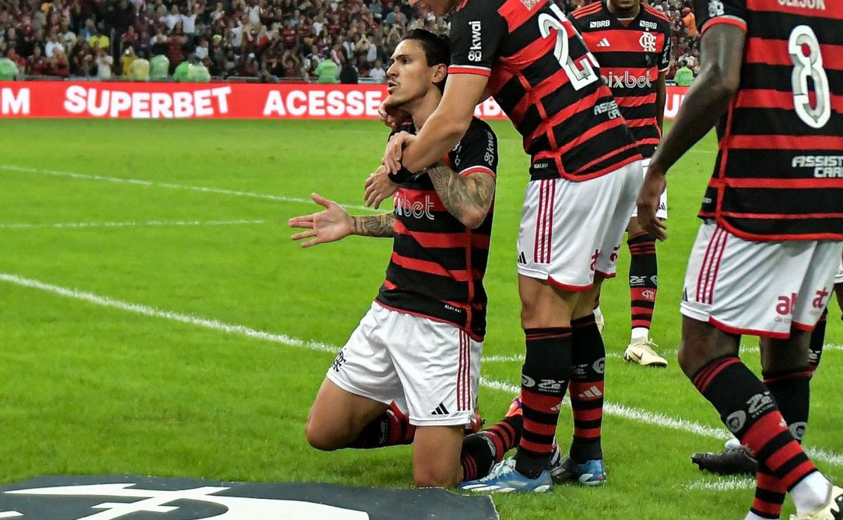 Ídolo: Pedro marca, beija escudo do Flamengo, e torcedores comentam atitude