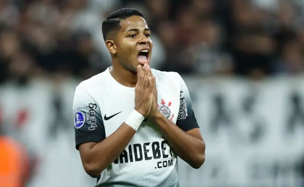 Torcida do Corinthians critica arbitragem de Daronco após lance polêmico em jogo.