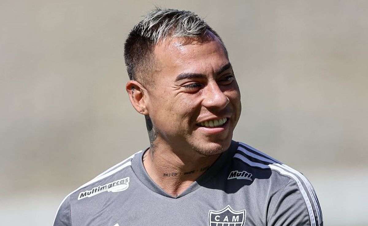 Vargas treina com Atlético e aumenta chances de enfrentar Flamengo