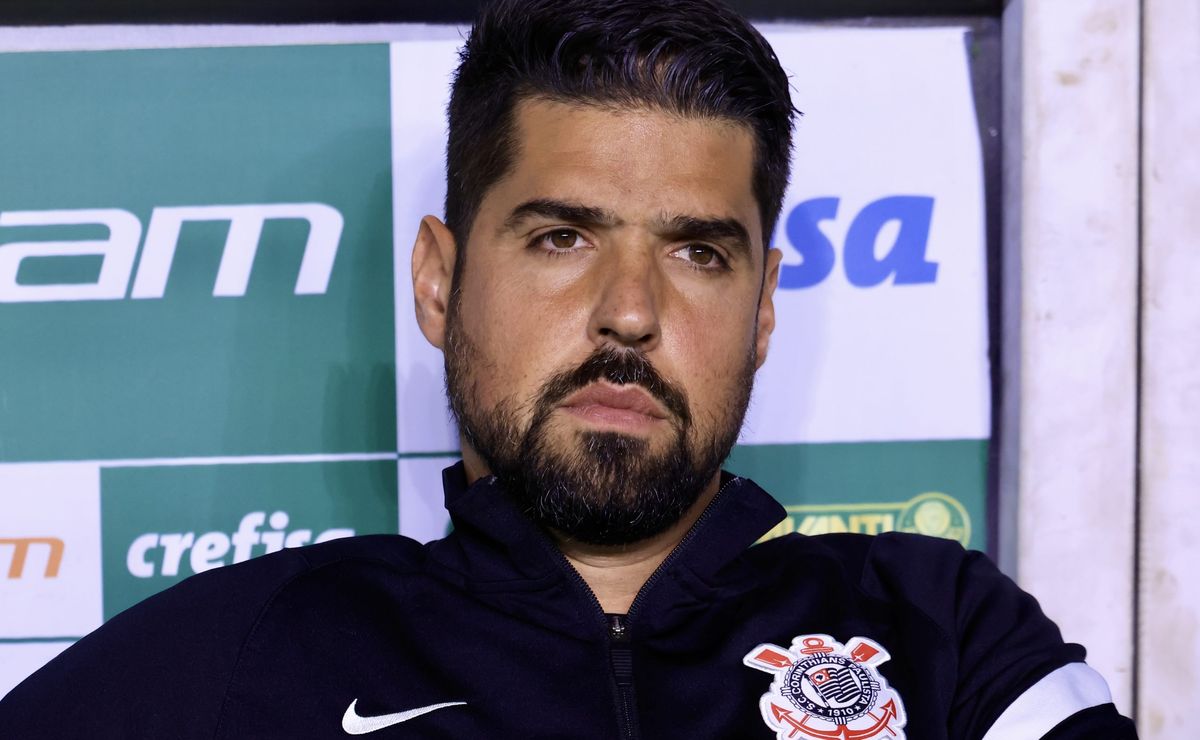 Desligamento de Antônio Oliveira: Desentendimento com Augusto Melo no Corinthians.
