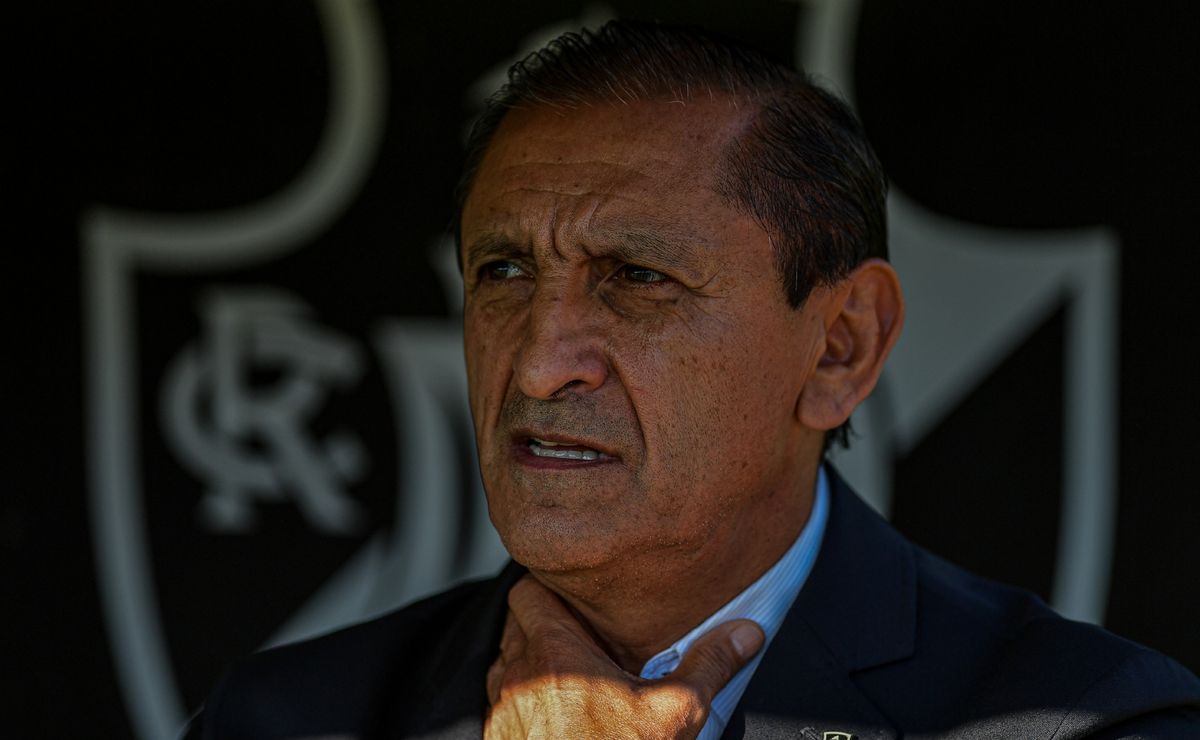 Alvo do Corinthians, Ramón Díaz tem situação exposta no Vasco e preocupa.