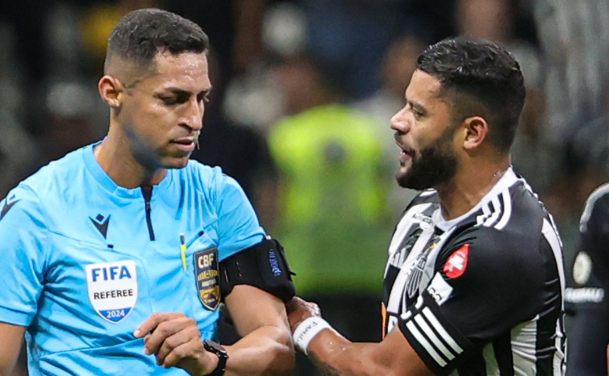 Atlético-MG possui denúncia contra árbitro que expulsou Hulk, arquivada pelo STJD.