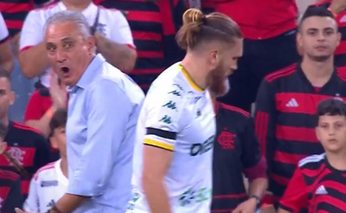 Tite repreende Pitta por quedas frequentes em partida do Flamengo.