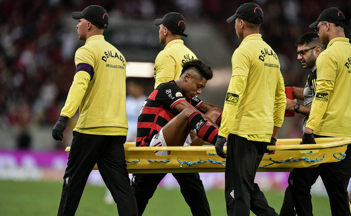 Bruno Henrique substituído gera preocupação em partida do Flamengo.