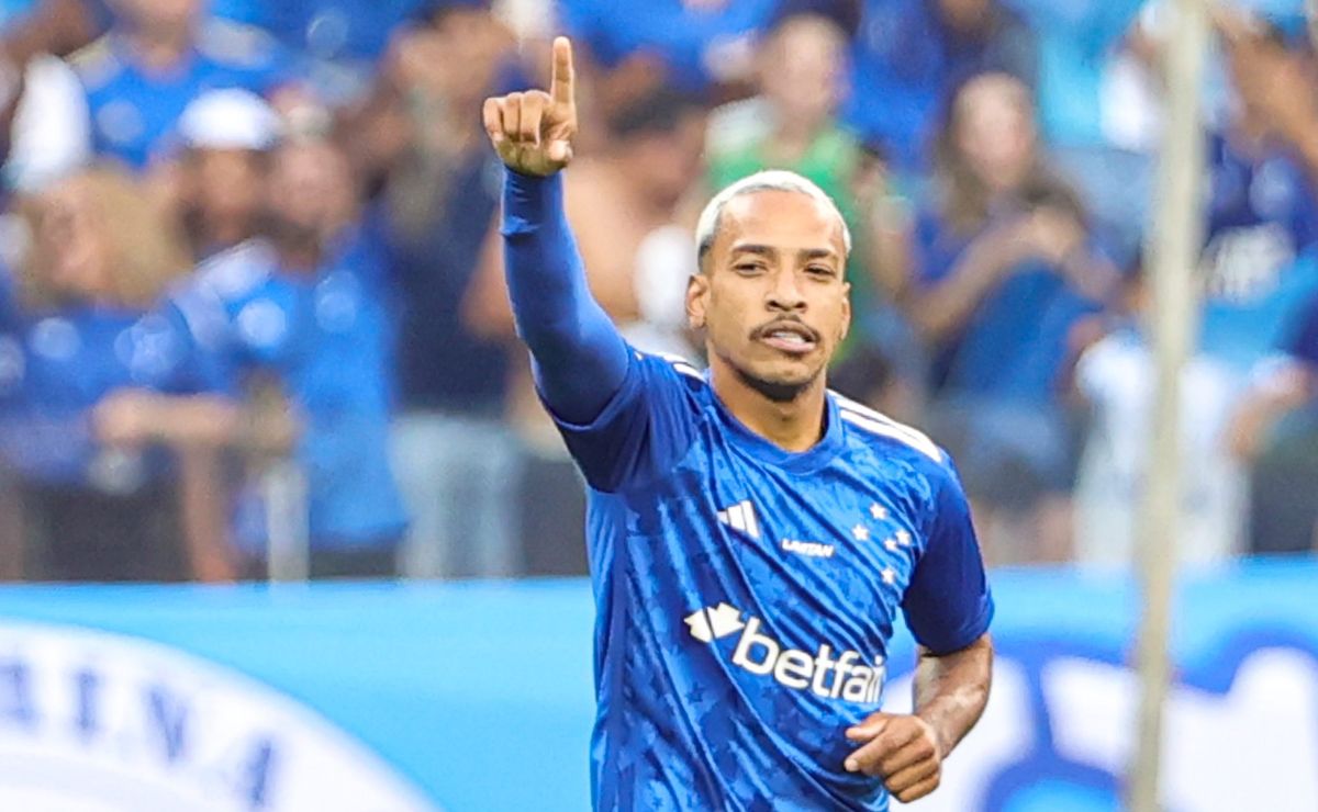 Torcida do Cruzeiro elogia Matheus Pereira em vitória contra o Corinthians