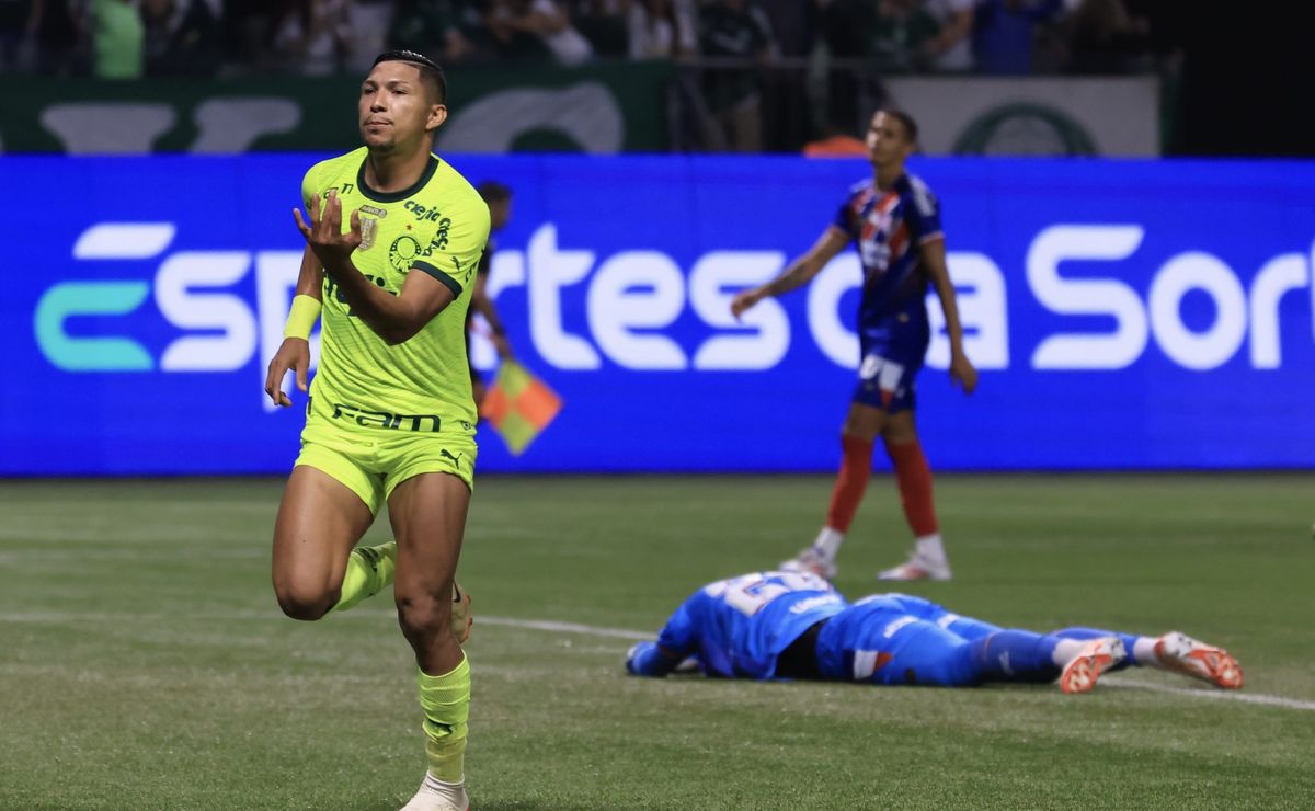 Palmeiras vence Bahia em casa e se aproxima da liderança no Brasileirão.