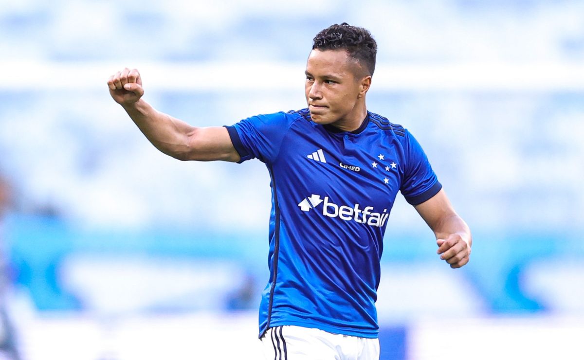 Marlon, titular do Cruzeiro, passa por exames após pancada em jogo crucial.