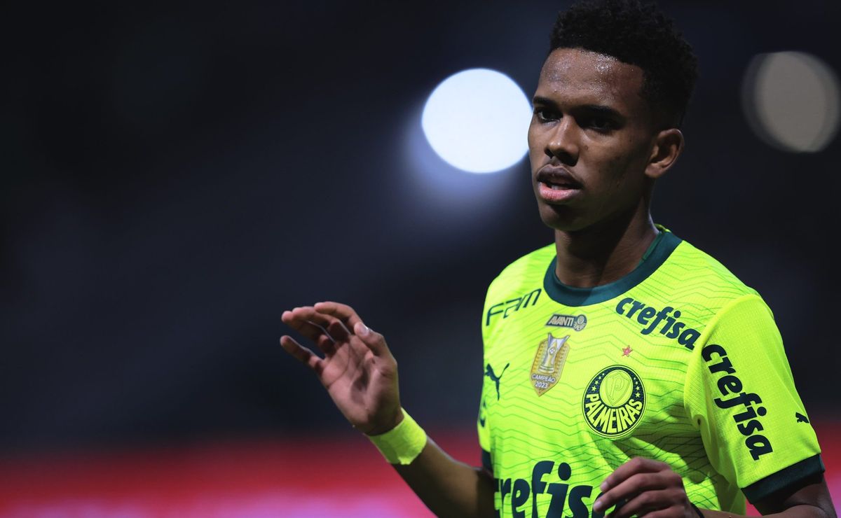 Estevão recebe brinquedo de presente por vitória do Palmeiras sobre o Bahia
