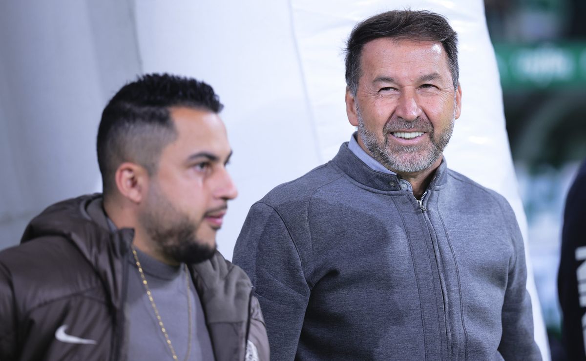 Zagueiro troca Internacional pelo Corinthians de Augusto Melo para próxima temporada.