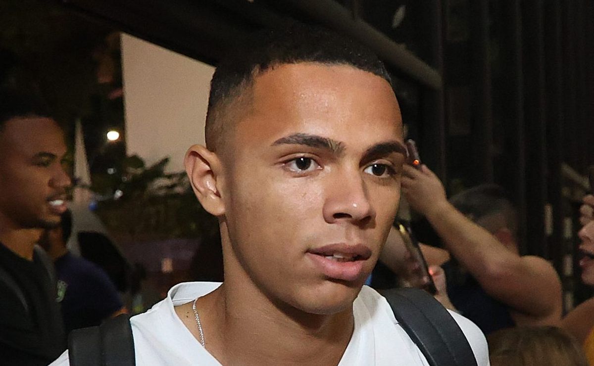 Flamengo perde disputa por Vanderson, que acerta transferência milionária para a Inglaterra.
