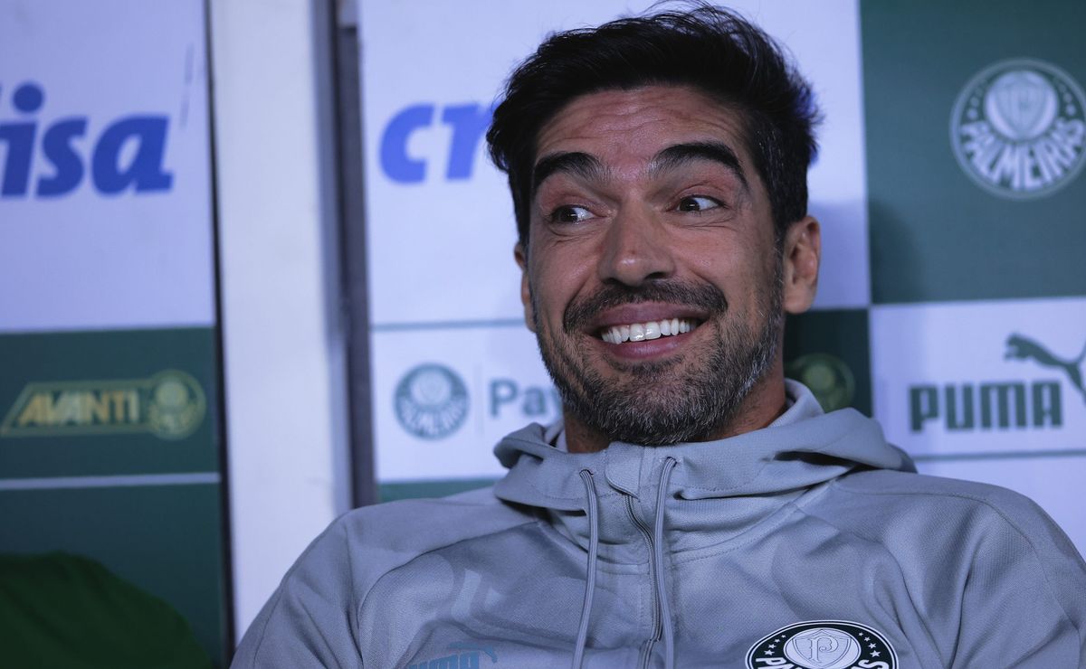 Abel lança 27 crias da academia no time profissional do Palmeiras