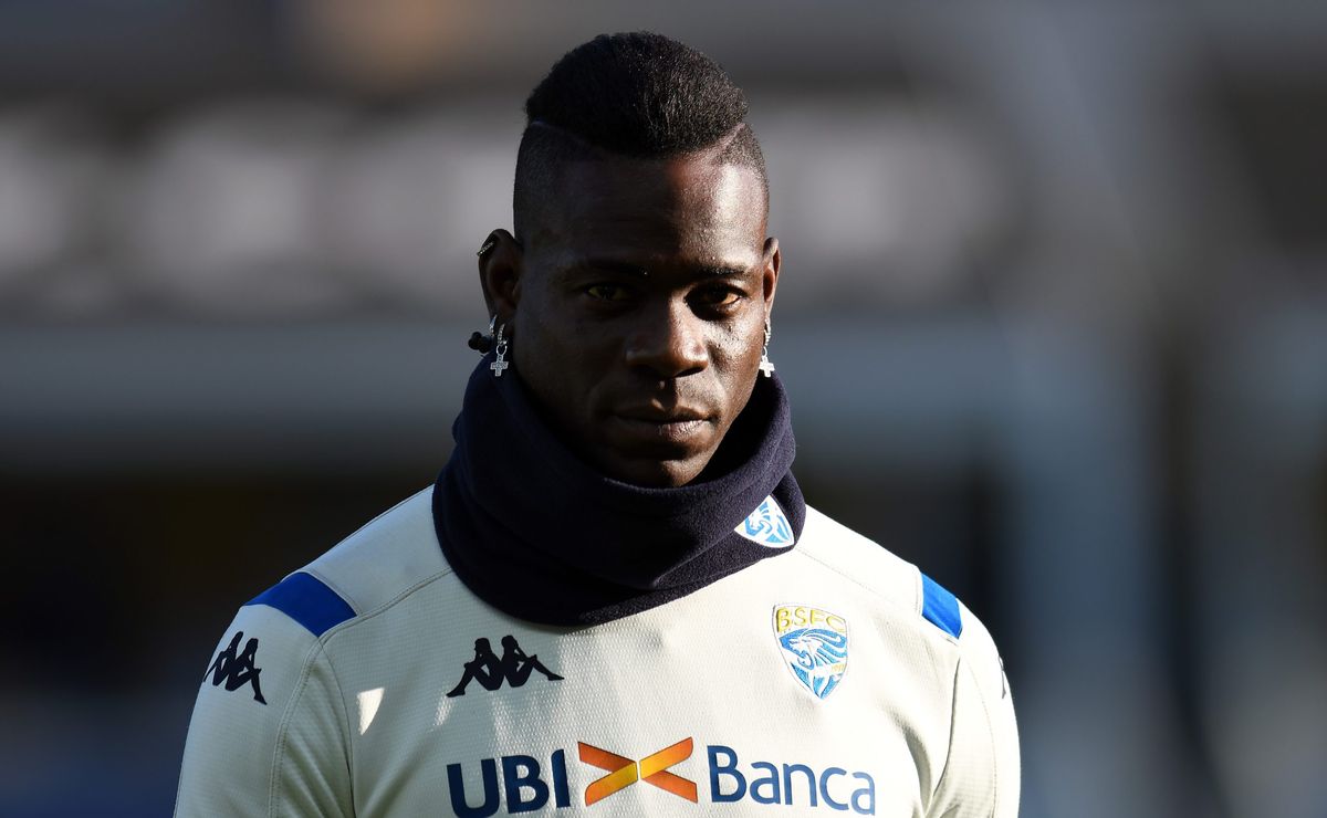 Corinthians anuncia contratação de Balotelli por 2 anos para reforçar equipe.