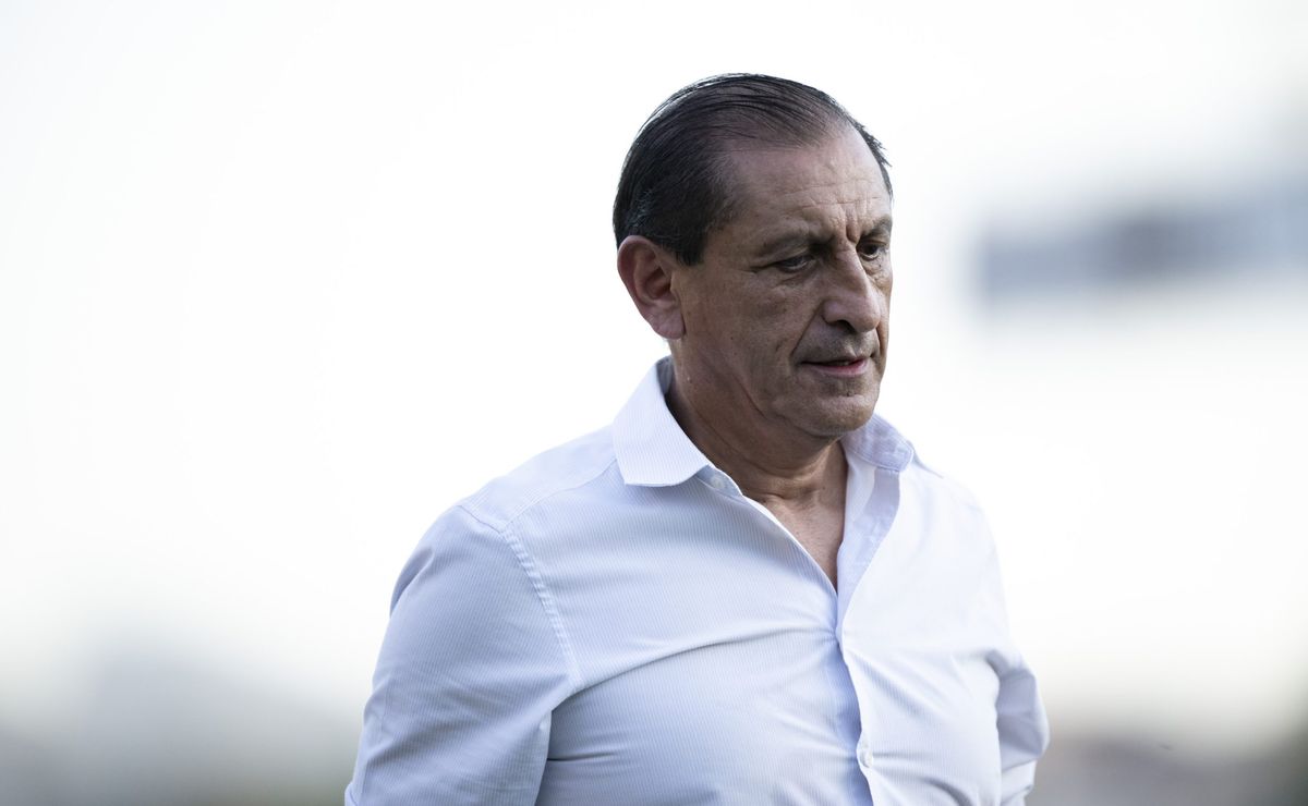 Corinthians enfrenta desafios sob comando de Ramón Díaz após derrota expressiva.
