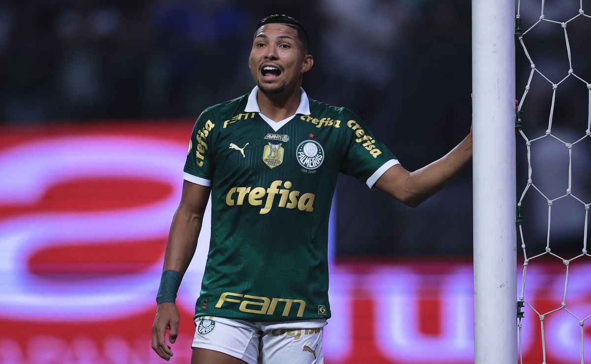 Ronny perde oportunidade crucial e é criticado pela torcida palmeirense.