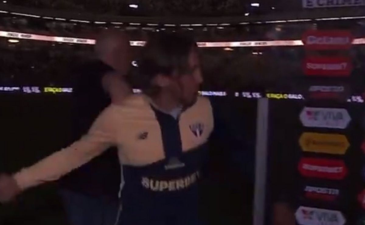 Zubeldía se irrita e provoca cena polêmica ao socar backdrop na transmissão.