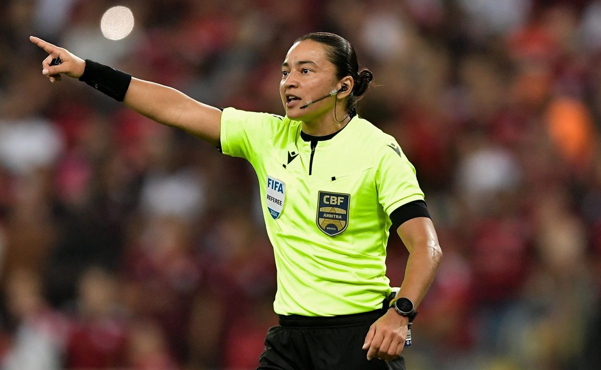 Pênalti marcado por Edina Alves em Pedro é validado por PC de Oliveira