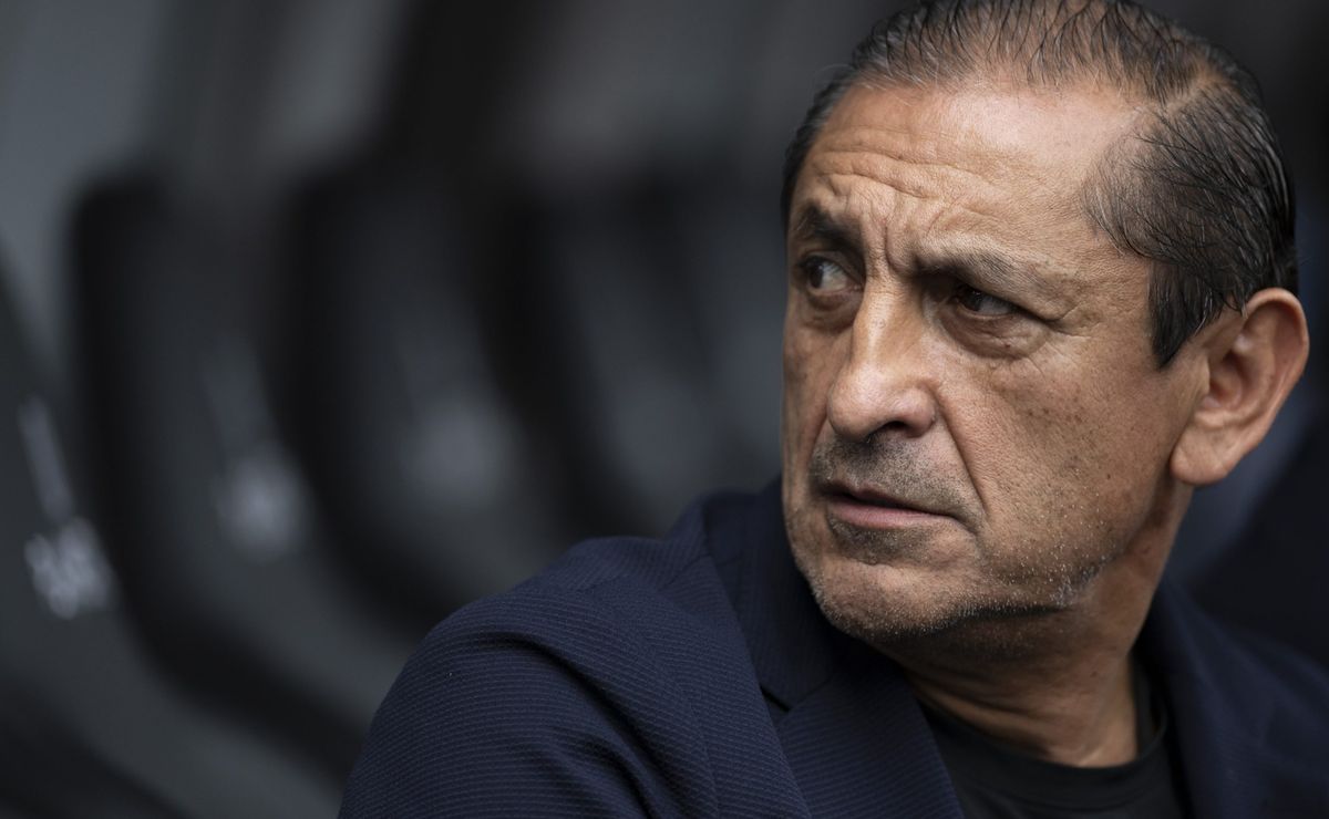 Ramón Díaz valoriza jovens talentos da base do Corinthians em treinamento na Arena.