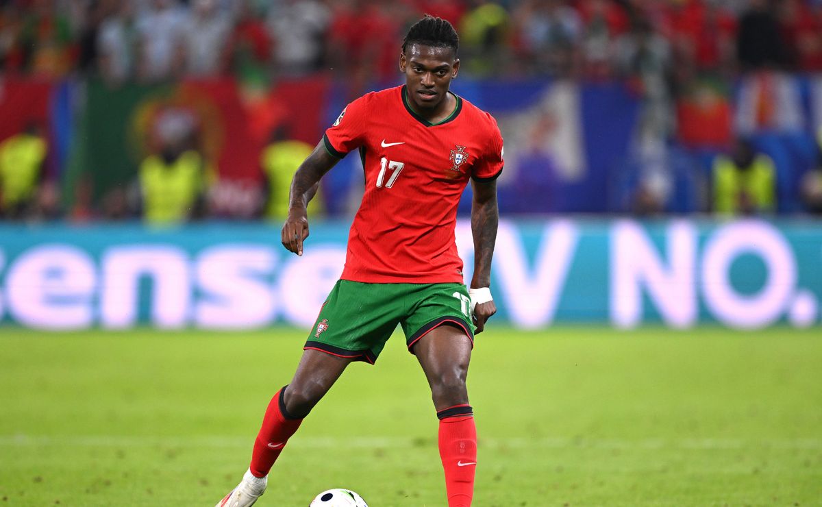 Rafael Leão veste camisa do Flamengo e entusiasma torcedores rubro-negros.