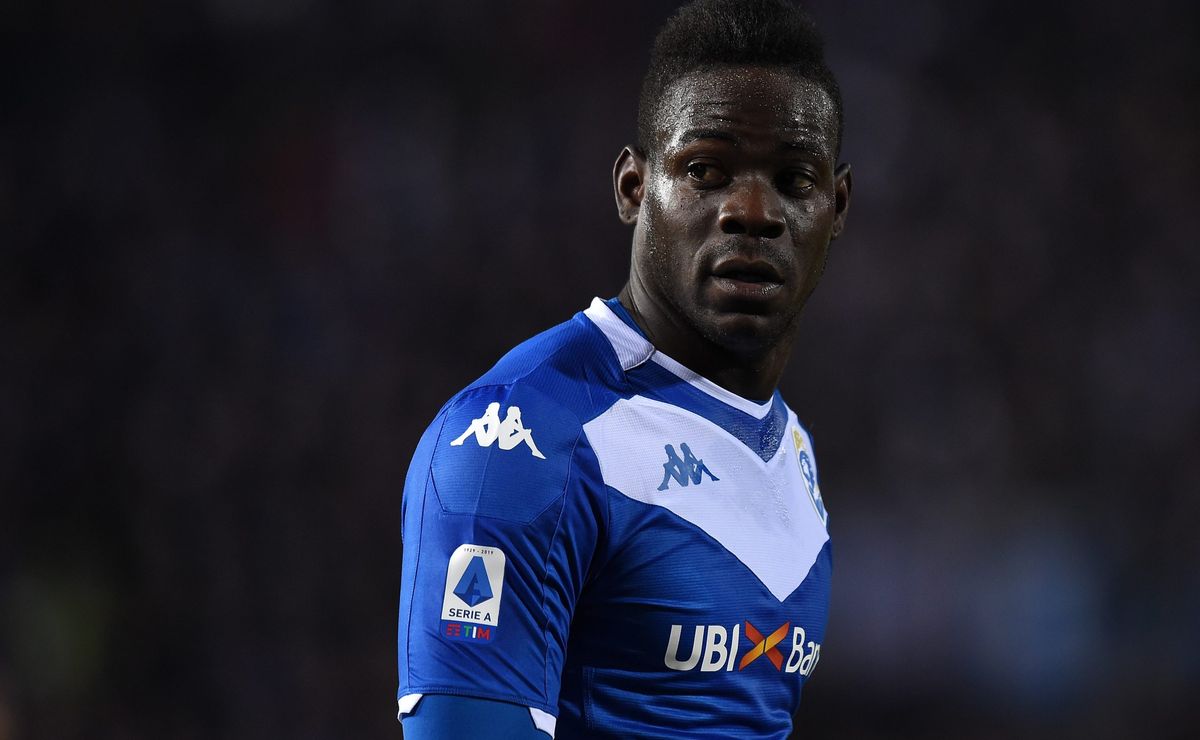 Corinthians prefere desistir da contratação de Balotelli devido a alto salário.