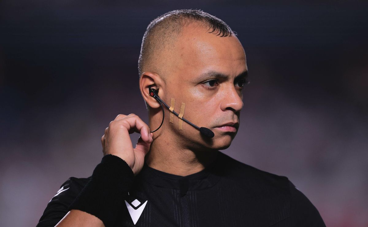 Áudio do VAR revela critério de Wilton Pereira Sampaio em jogo polêmico.