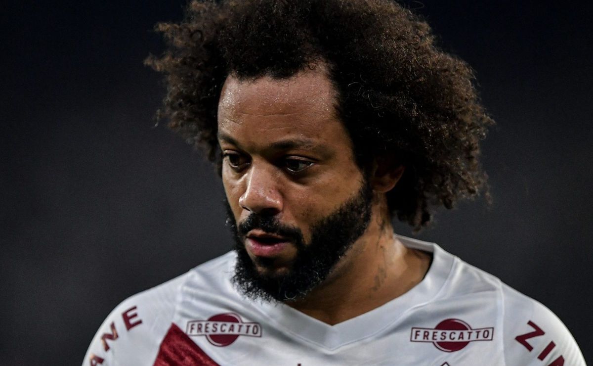 Marcelo deve ser poupado em partida entre Fluminense e Palmeiras.