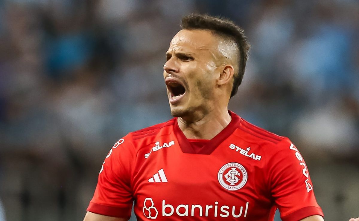 Renê passa por situação triste no Internacional e informa torcida do Flamengo.