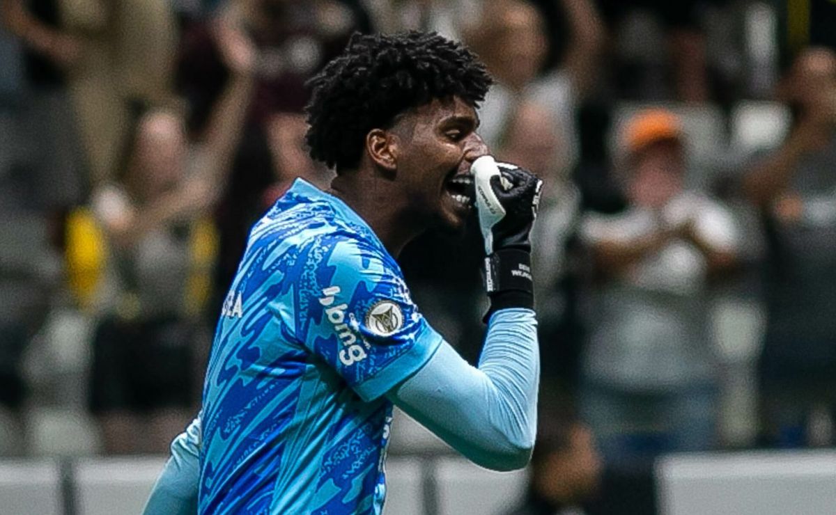 Hugo Souza critica arbitragem por pênaltis decidirem vitória do Atlético sobre Corinthians