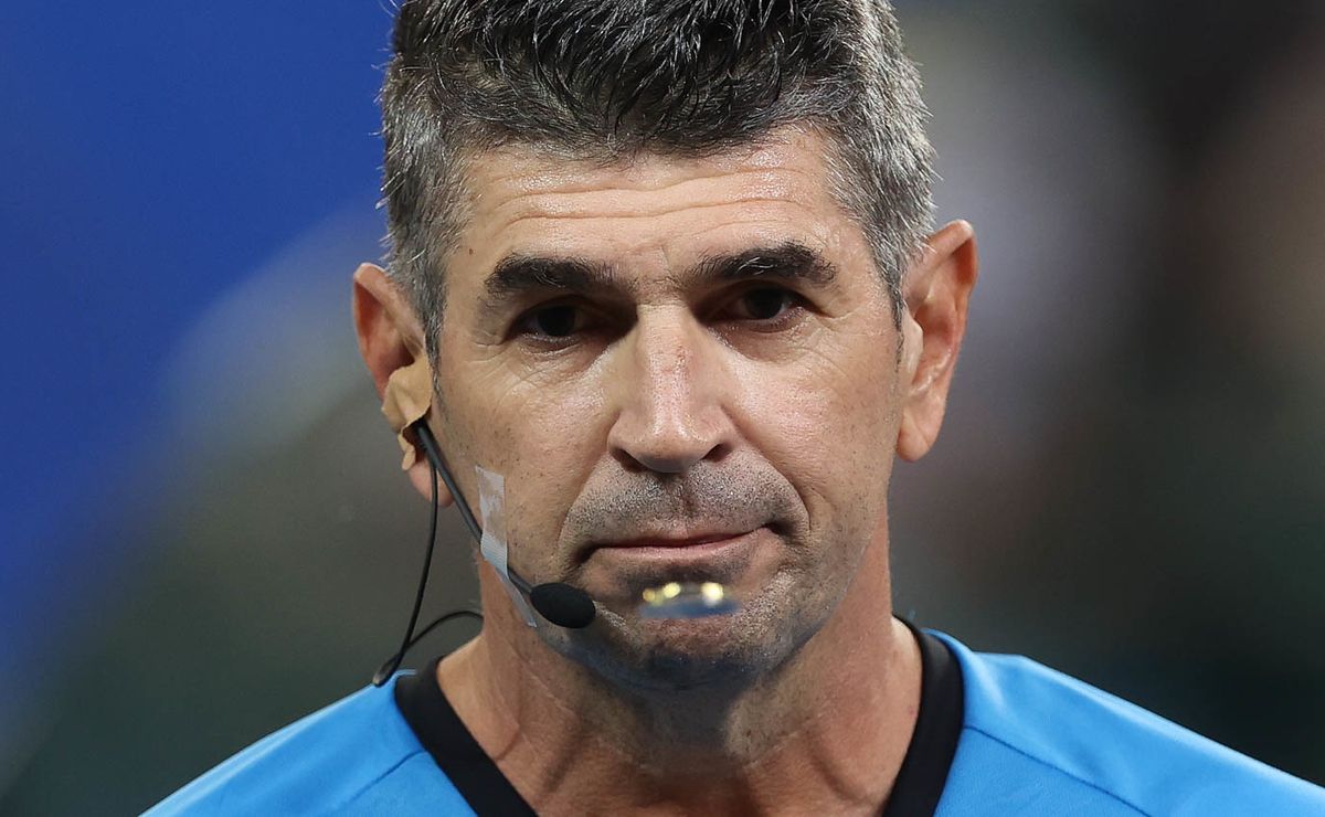 Corinthians critica CBF por árbitro na Copa do Brasil e insinua favorecimento.