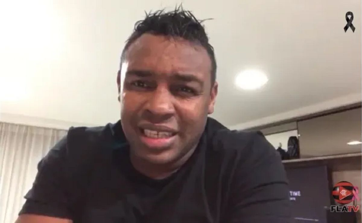 Obina revela hábito de fumar de Marcos no Palmeiras durante carreira.