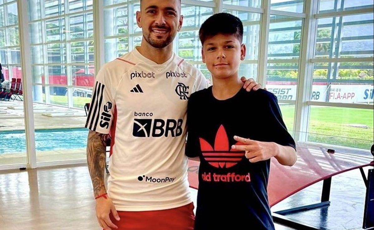 Flamengo conquista vitória milionária em disputa por jovem meio-campista com clubes europeus.