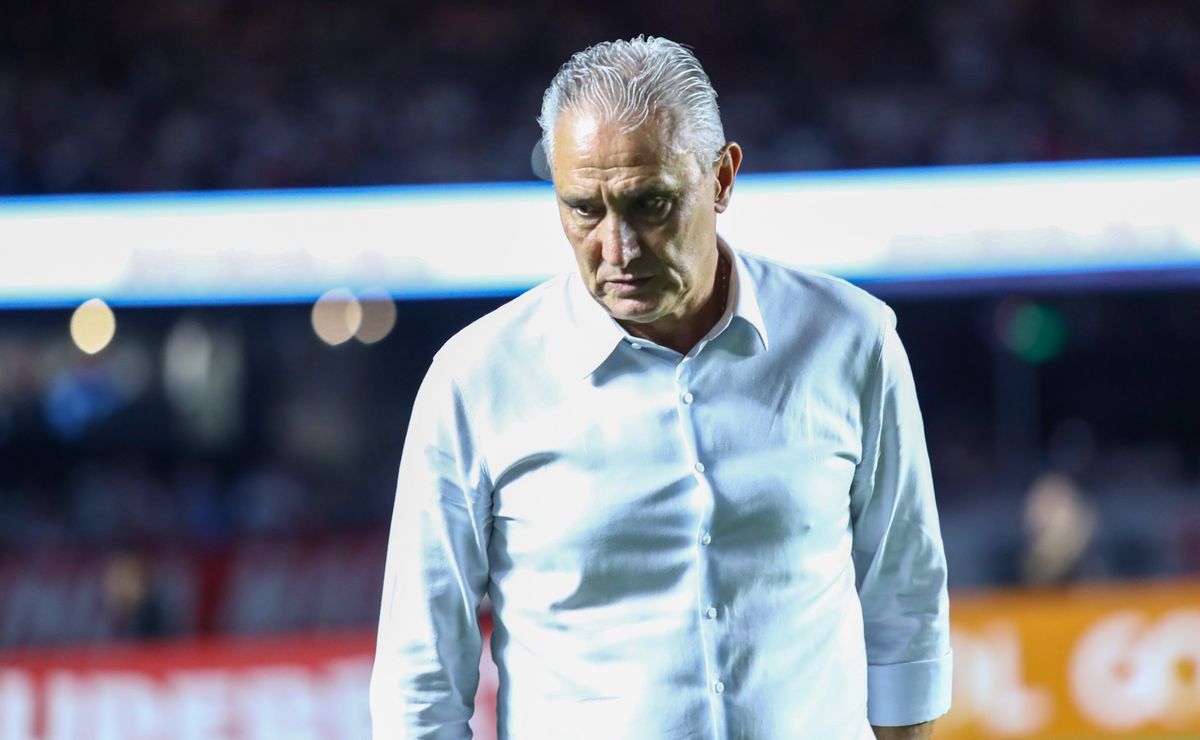 Tite adverte jogadores do Flamengo após gol sofrido contra o São Paulo.