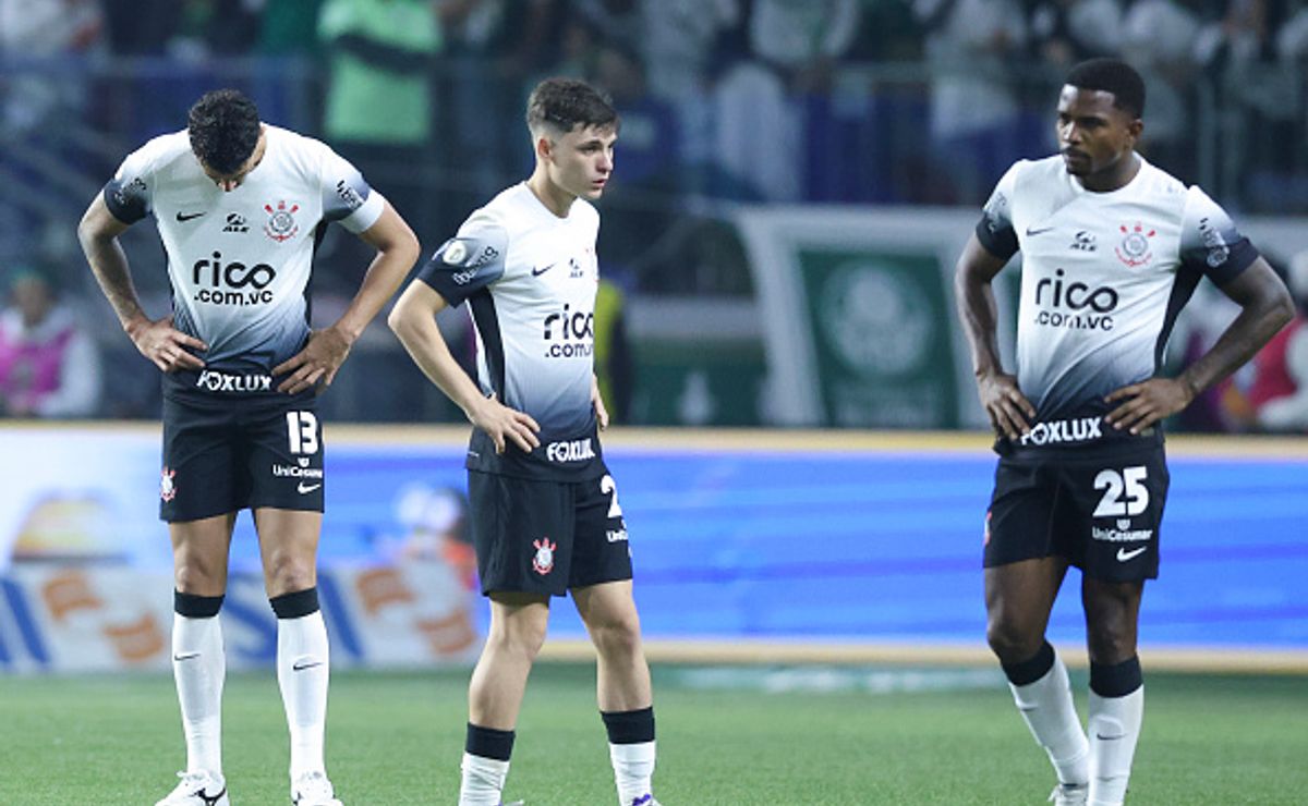 Dirigente do Corinthians critica uso do VAR em jogo contra o Fluminense.
