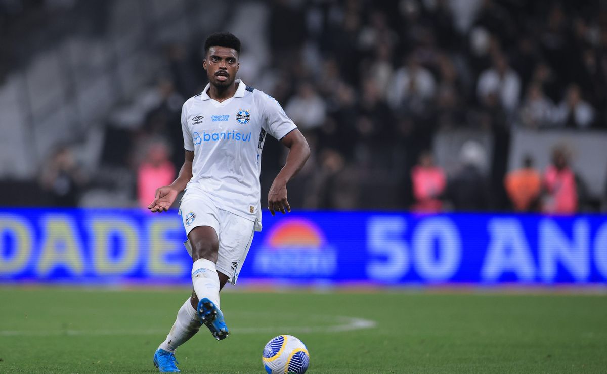 Torcedores do Grêmio opinam sobre escalação para jogo contra o Corinthians.
