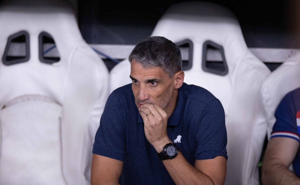 Flamengo propõe contratação internacional para superar Fortaleza na disputa por reforço.