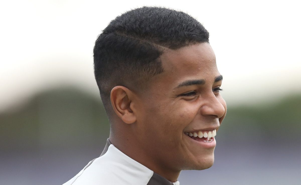 Rennes prepara oferta ao Corinthians por Wesley em disputa acirrada.