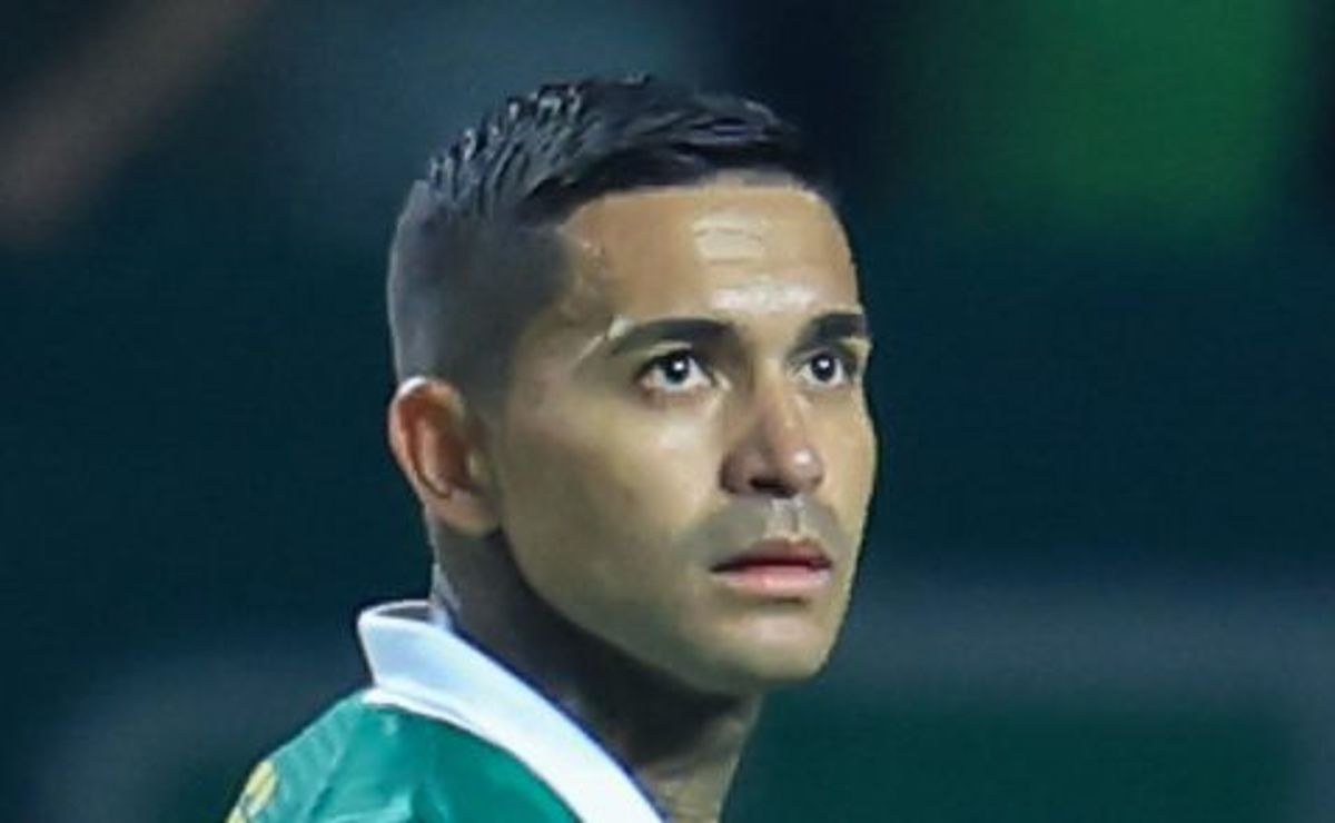 Abel Ferreira informa ausência de Dudu em duelo Flamengo x Palmeiras.