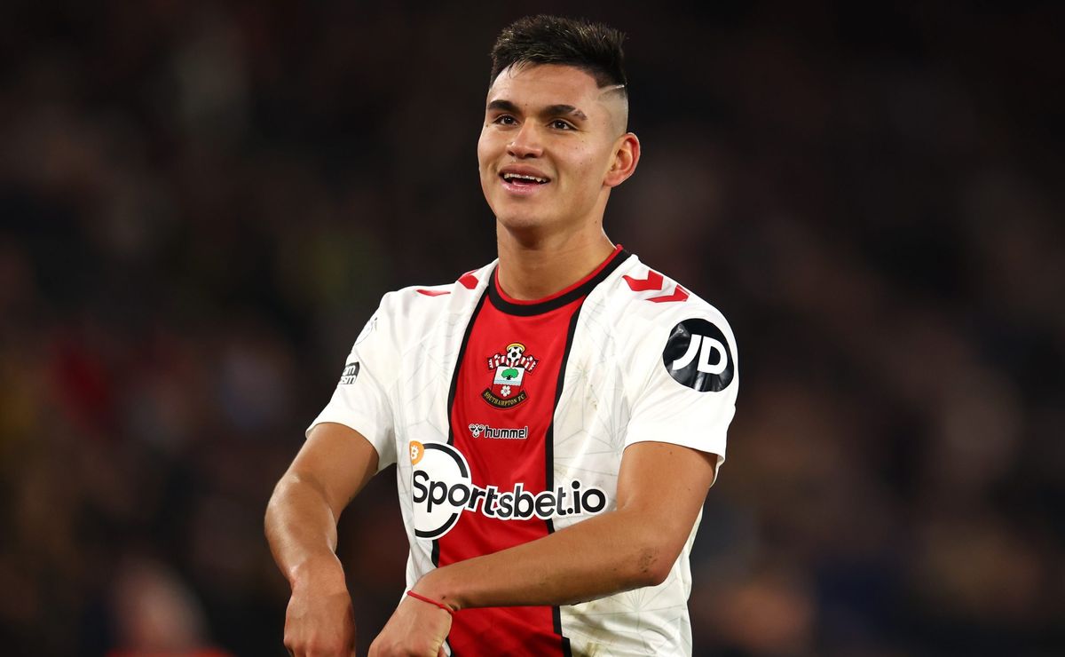 R$ 108 milhões: Flamengo faz proposta por Carlos Alcaraz, do Southampton-ING