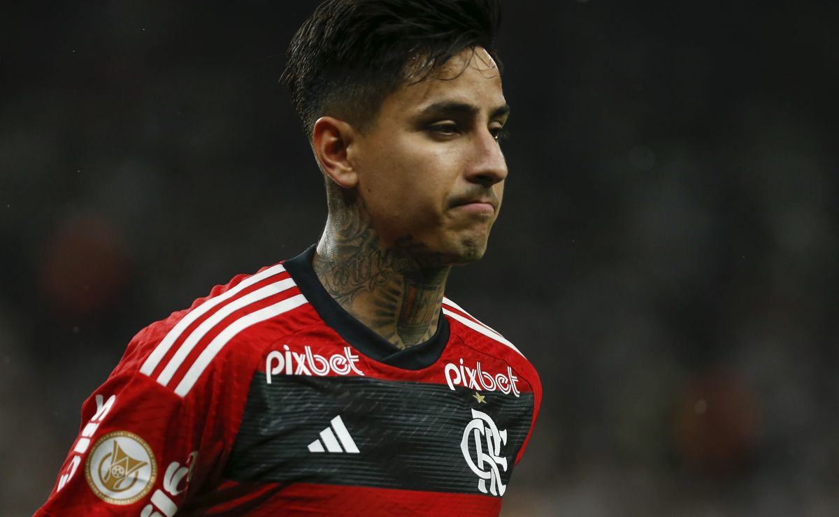 Carlos Eugênio Simon afirma que Pulgar, do Flamengo, deveria ter sido expulso em duelo contra o Palmeiras