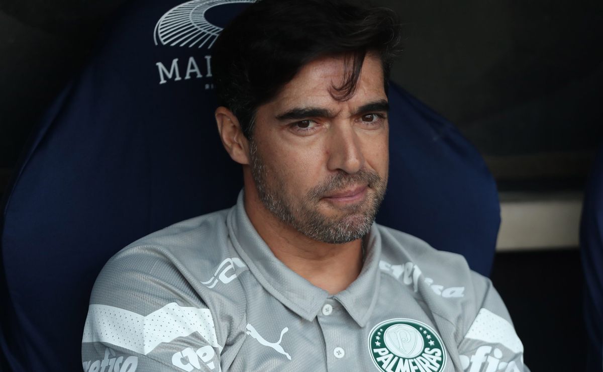 Abel Ferreira fala sobre polêmicas do VAR e destaca desempenho do Palmeiras.
