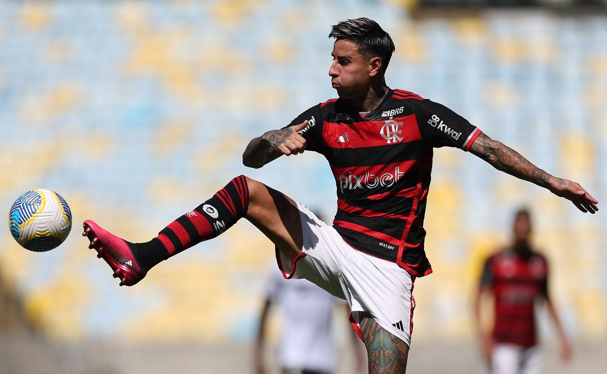 Comentário de André Hernan sobre disputa entre Pulgar e Ríos no jogo Flamengo x Palmeiras.