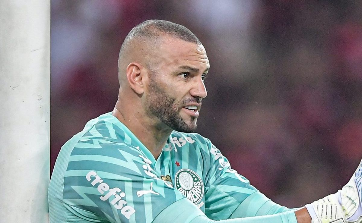 Weverton quase agride titular do Flamengo em lance que gera reclamações flamenguistas.