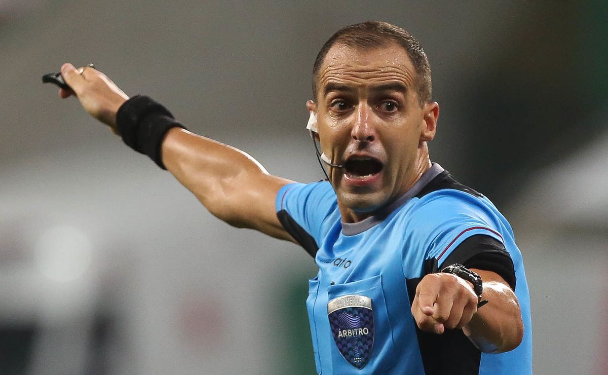 Conmebol escalou árbitro polêmico em jogo entre Botafogo e Palmeiras.