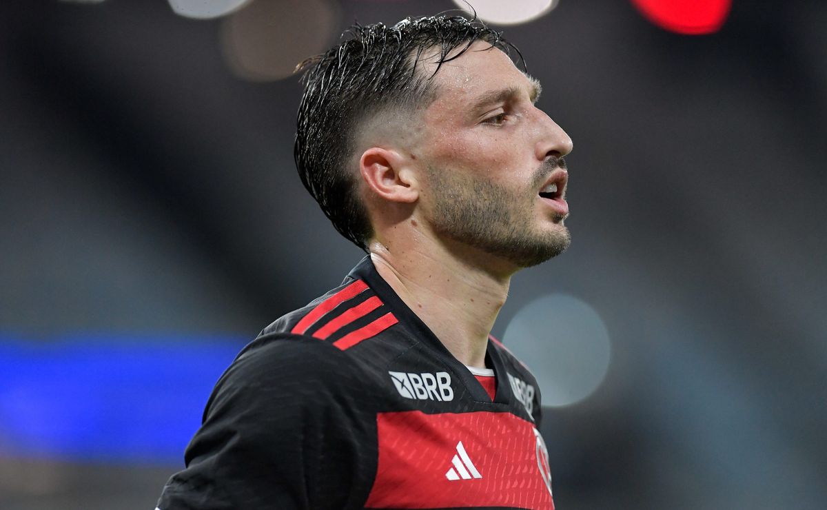 Flamengo define Alex Sandro como substituto de Matias Viña.