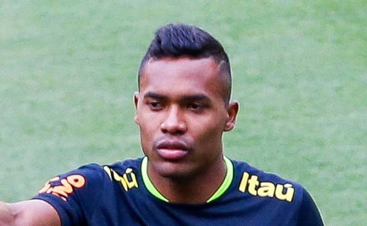 Casares busca alternativas a Alex Sandro e Thiago Mendes para reforçar São Paulo.