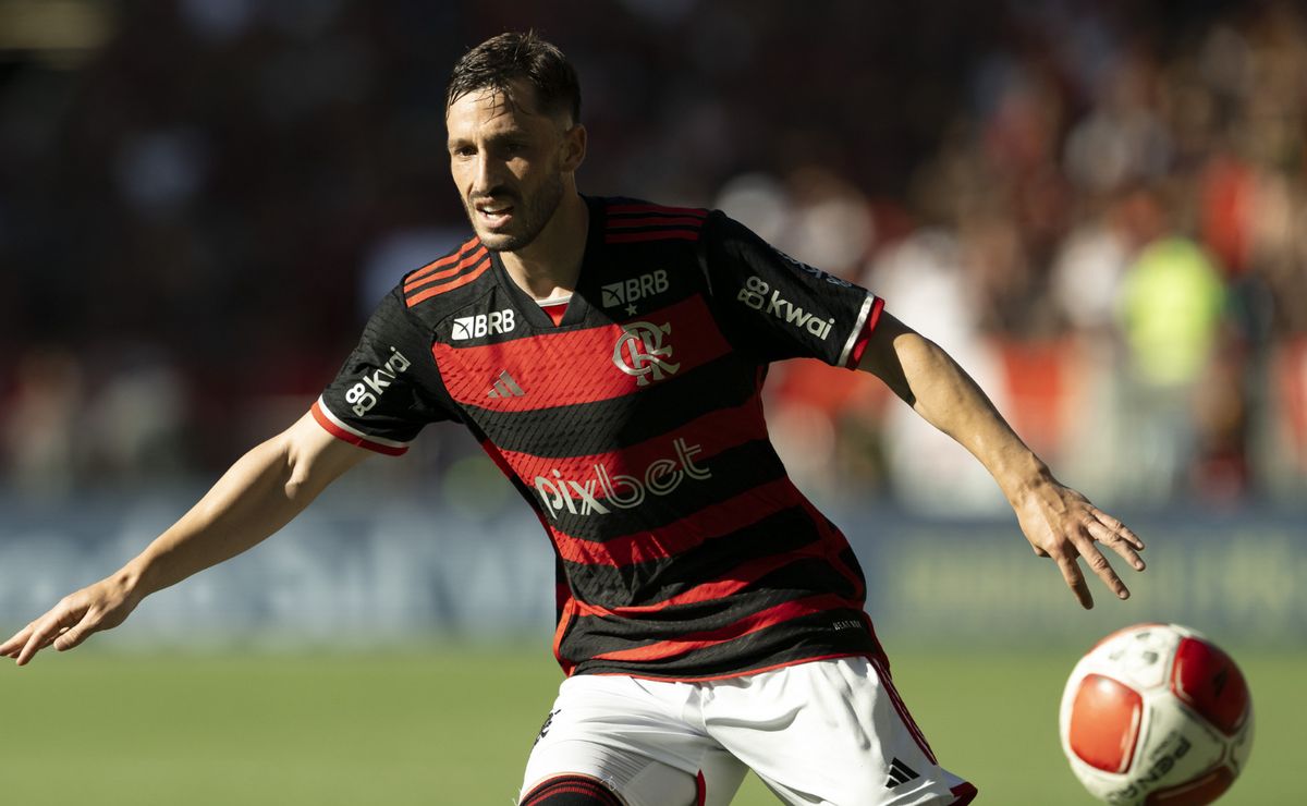 Matías Viña, lateral do Flamengo, lida com histórico de lesões recorrentes.