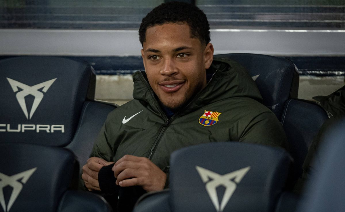 Jogador Vitor Roque informa Flamengo sobre desejo de permanecer no exterior.