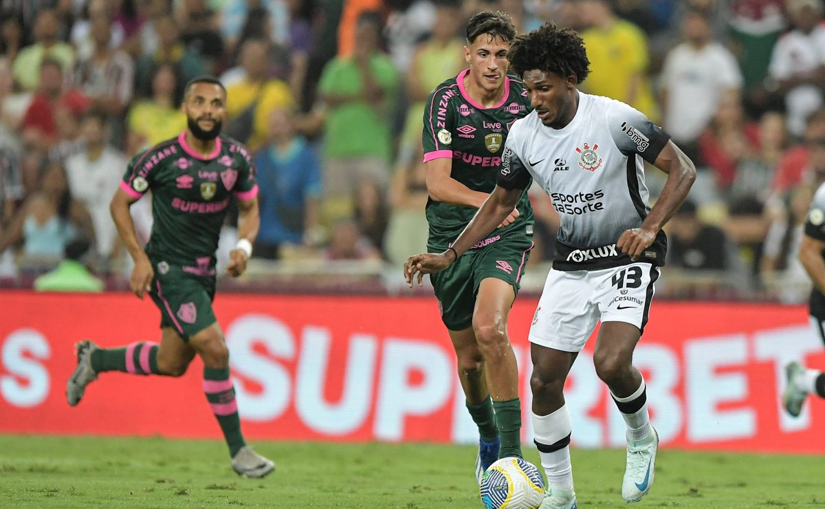 Fluminense e Corinthians empatam em duelo direto na luta contra rebaixamento.
