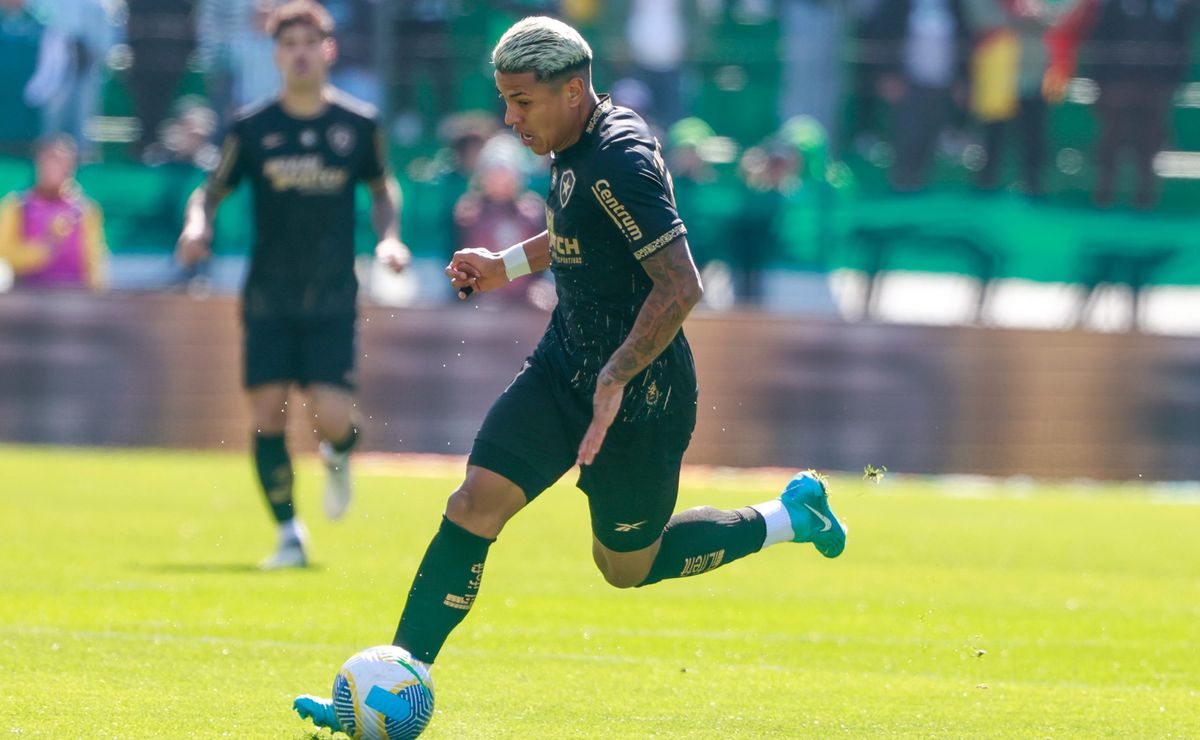 Botafogo assume liderança do Brasileirão com vitória sobre Flamengo em destaque de Matheus Martins.