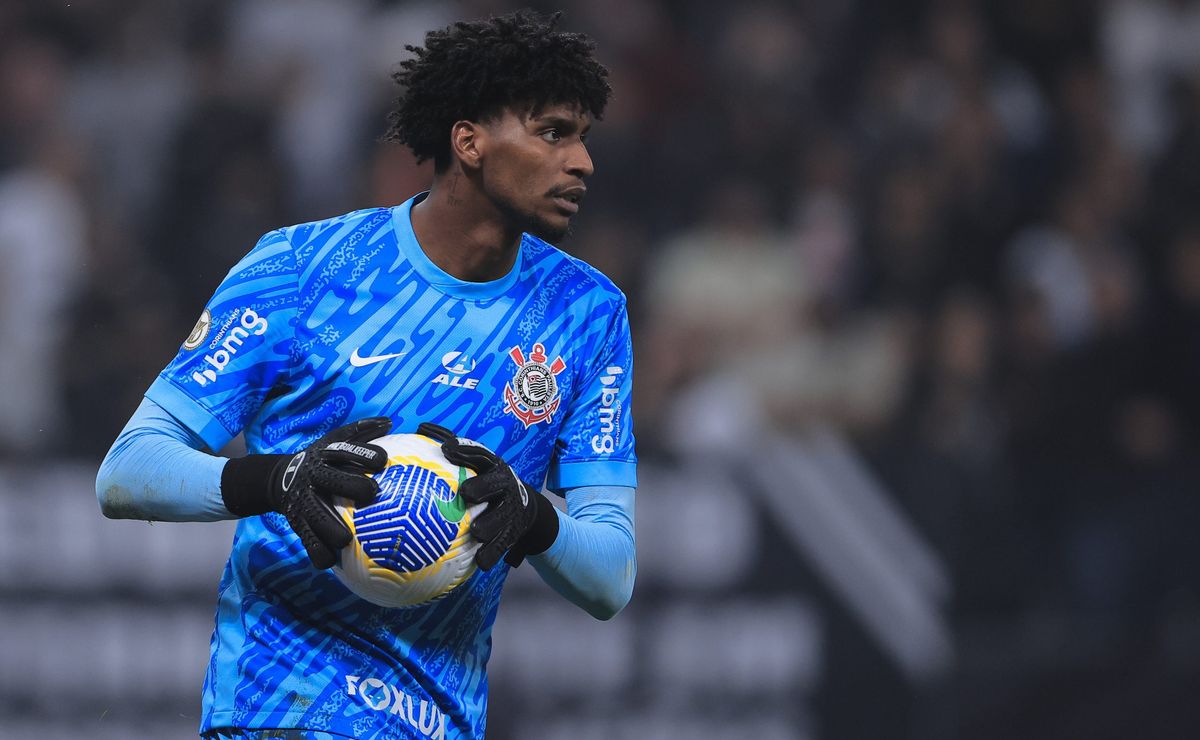 Hugo Souza destaca-se como líder mundial em defesas pelo Corinthians.