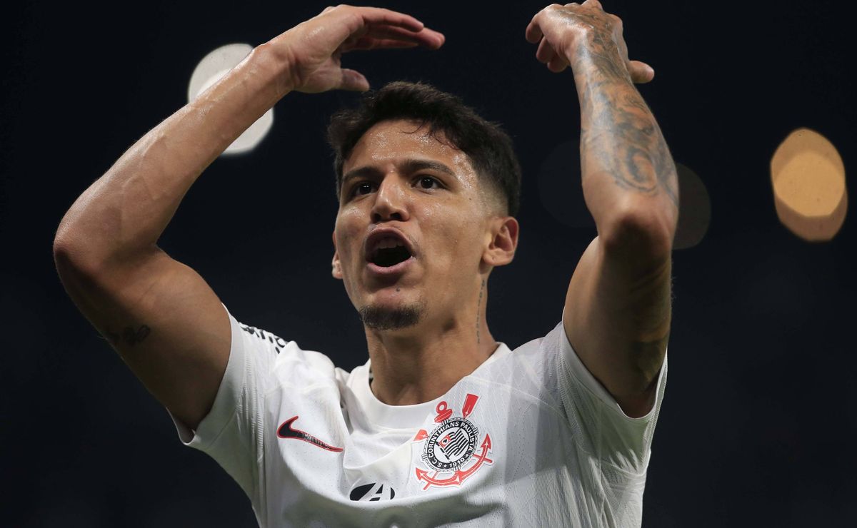 Internacional planeja contratação de Caetano e estratégia para tirar zagueiro do Corinthians.